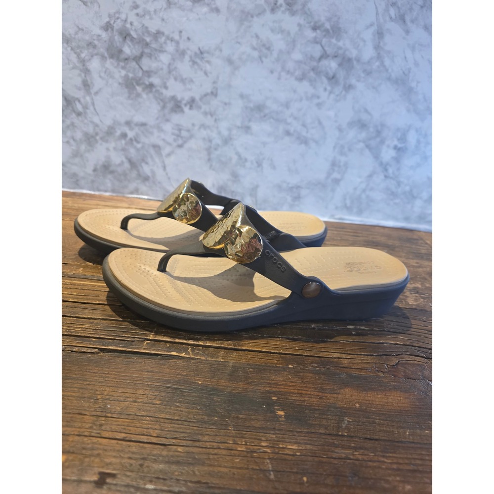 Crocs Sanrah Hammered Circle Wedge Sandals Black Tan Gold Medallion Womens 10 - Picture 4 of 6